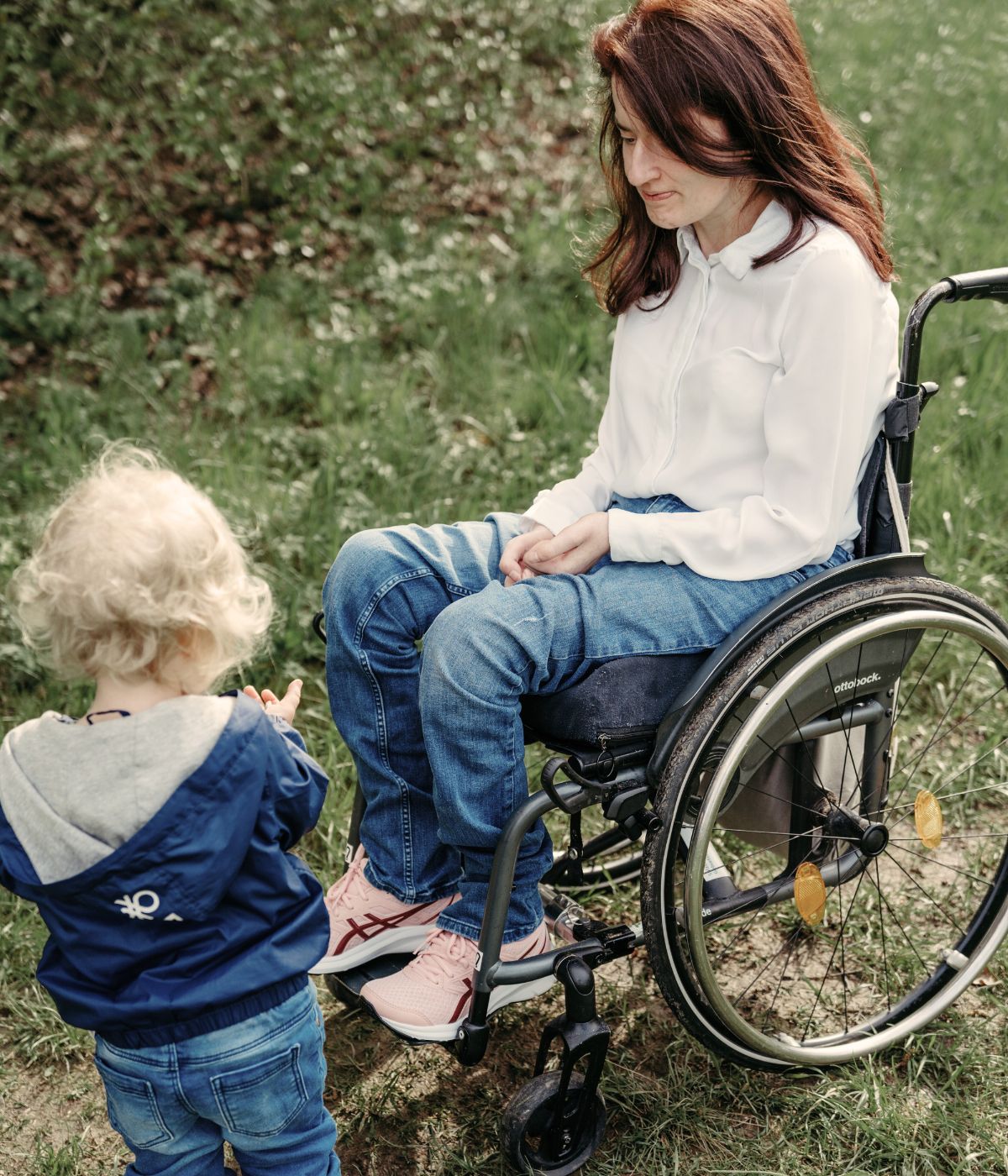 Teresa Lüftinger mit Sohn. Der Kleine hat wuschelig lockiges Haar...